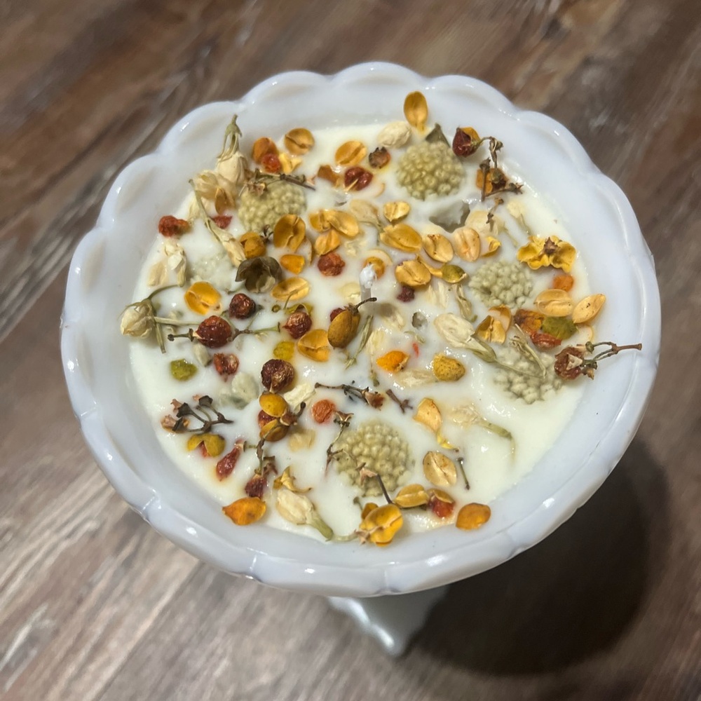 Vanilla/Cinnamon Scented Candle in White Holder